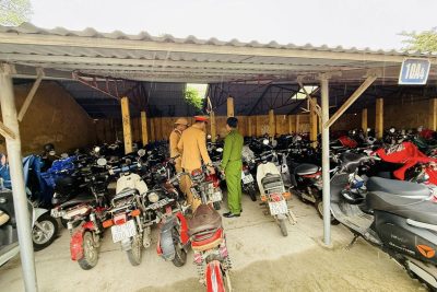 NÂNG CAO Ý THỨC CHẤP HÀNH LUẬT GIAO THÔNG: TRƯỜNG THPT B BÌNH LỤC PHỐI HỢP CÙNG LỰC LƯỢNG CẢNH SÁT GIAO THÔNG TĂNG CƯỜNG TUYÊN TRUYỀN VÀ RÀ SOÁT PHƯƠNG TIỆN HỌC SINH